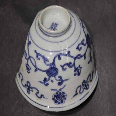 明.嘉靖青花缠枝牡丹纹碗瓷片