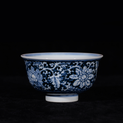 青花蓝底白花纹杯