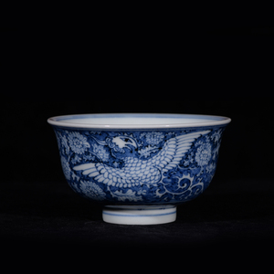 青花蓝底白花凤纹杯