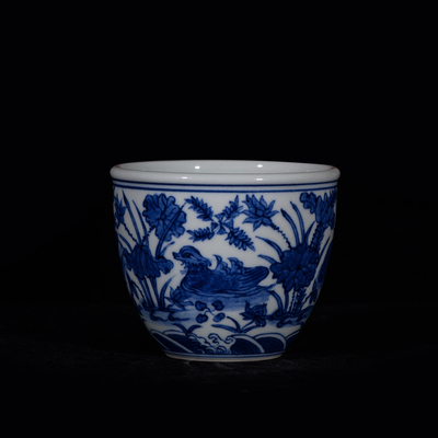 青花鸳鸯莲池纹缸杯