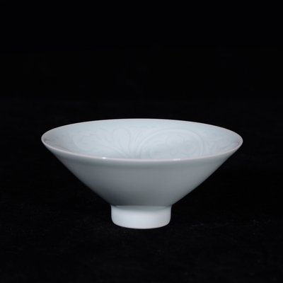 影青暗刻荷叶纹斗笠杯