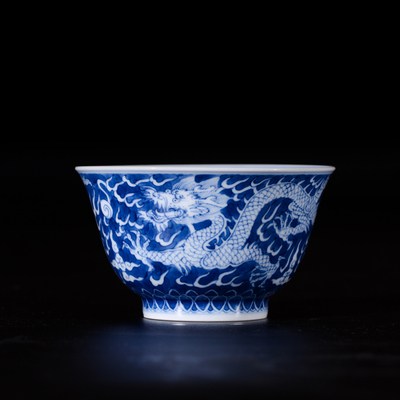 青花蓝底云龙纹茶碗