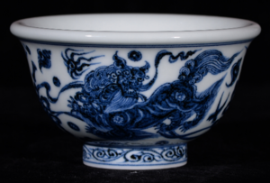 仿明永乐青花缠枝连纹压手杯-双狮纹
